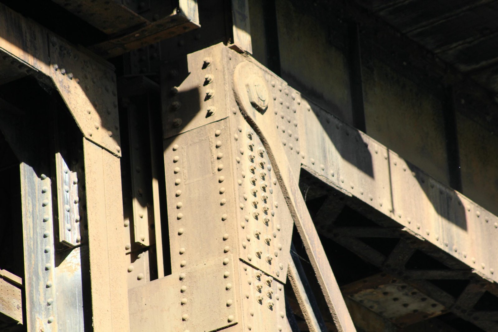 Upper angle connection, center truss span